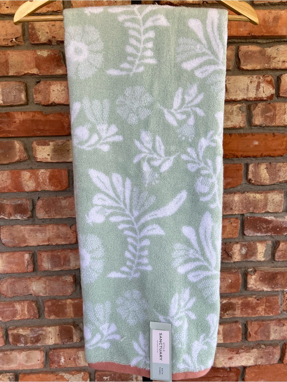Sanctuary Mint Green & White Floral bath towel 100% cotton, 28x52 New with tags